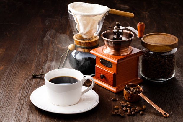 Kaffee ist Muntermacher und kann unsere Leistung beeinflussen.