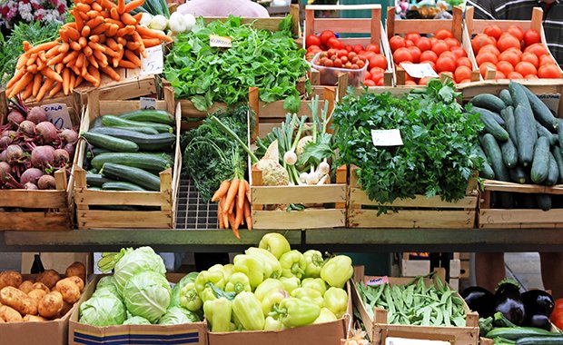 Frisches Obst und Gemüse gibt es saisonal und billig am Markt zu kaufen