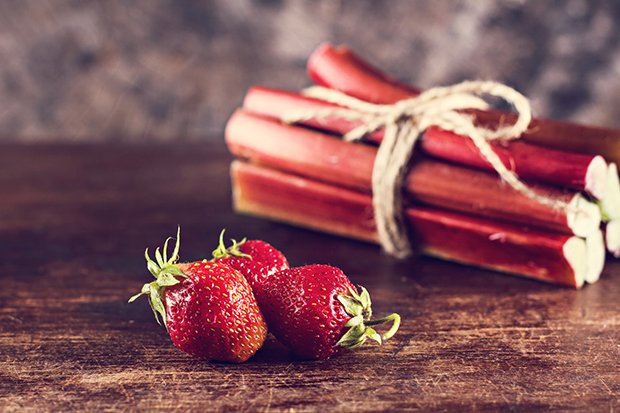 Rhabarber lässt sich gut mit Erdbeeren kombinieren, um die Säure von Rhabarber auszugleichen