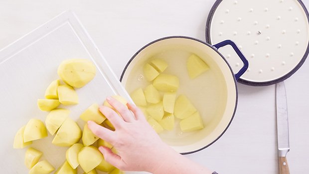 Für Kartoffelstock werden geschälte und geschnittene Kartoffel im Wasser vorgekocht.