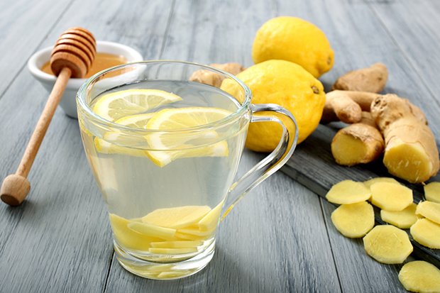 Gesundes Ingwerwasser mit frischem Ingwer und Zitrone und Honig.
