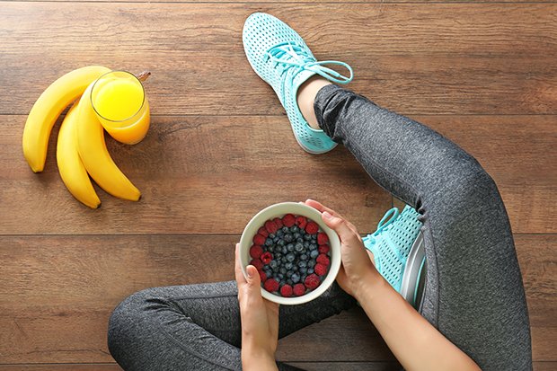 Kohlenhydrate kombiniert mit Bananen oder Beeren sind ein guter Start am Morgen für Sportler