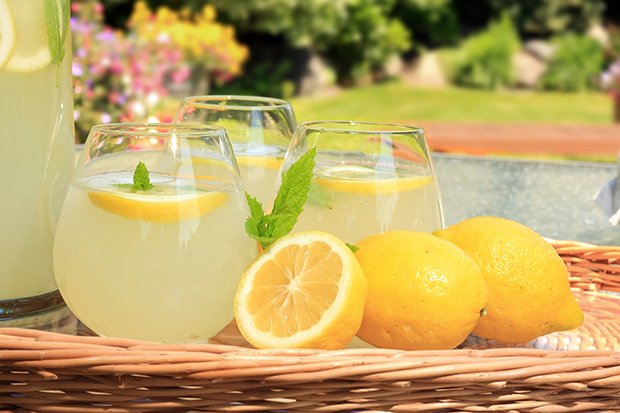 Zitronen erfrischen den Körper und verhindern vermehrtes Schwitzen