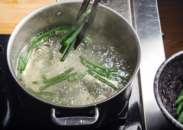 Grüne Bohnen werden in heissem Wasser für ca. 10 Minuten gekocht.