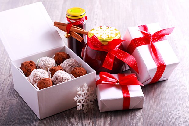 Köstliche selbstgemachte Weihnachtsgeschenke sind persönlich und erfreuen Familie und Freunde