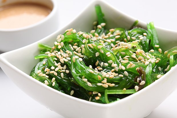 Algen können vielseitig zubereitet werden: als Salat, in der Suppe oder als Würze in vielen Rezepten