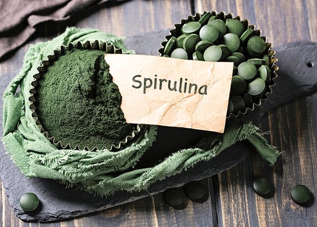 Das Spirulina Pulver färbt Speisen grün oder blau, je nach der Kombination mit Lebensmittel
