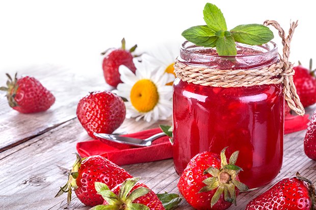 Für Erdbeerkonfitüre braucht man sterilisierte Gläser, viele Erdbeeren und Zucker