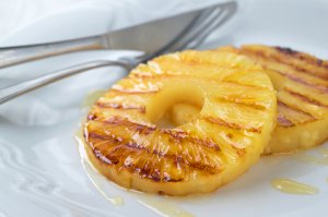Grillierte Ananas mit Honig