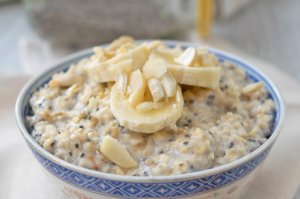Porridge mit Mandeln und Chia Samen