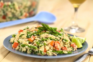 Spargel und Quinoa-Salat mit Gemüse und Kräutern