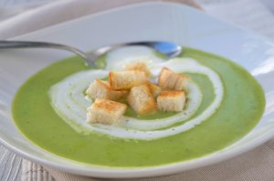 Erbsencremesuppe mit Croutons