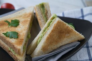 Veganes Avocado-Birnen Sandwich