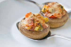 Gefüllte Gemüse-Champignons im Ofen überbacken