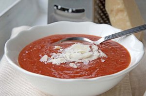Tomaten-Bohnen-Suppe mit Parmesan