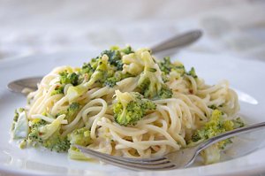 Nudeln mit Broccoli an Erdnuss-Kokos-Sauce