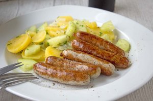 Bratwurst mit Kartoffel-Gurken-Salat