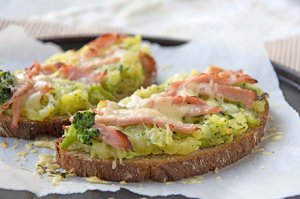 Broccoli-Schinken-Brotschnitten