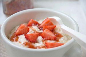 Veganer Kokosmilchreis mit Erdbeersauce
