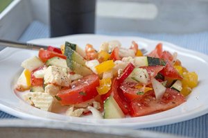 Feuriger Gemüse-Feta-Salat