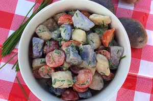 Cremiger violett-bunter Kartoffelsalat
