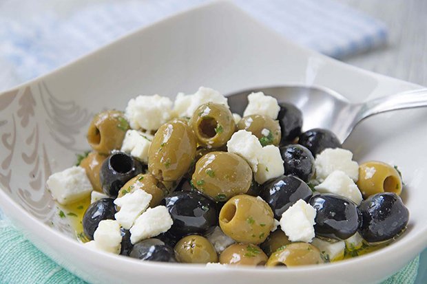 Eingelegte Oliven mit Schafskäse