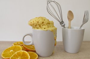 Becherkuchen aus der Mikrowelle mit Orangenschalen