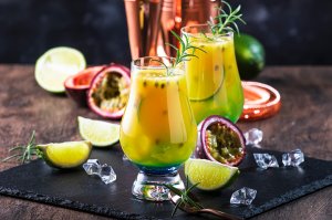 Tee-Cocktail mit Passionsfrucht