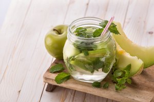 Infussionswasser mit Melone und Apfel