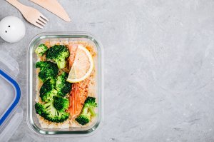 Meal Prep - Lachsfilet auf Reis mit Broccoli