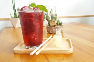 Hibiskus-Himbeer-Mocktail