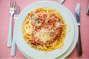 Spaghetti Napoli mit frischen Tomaten