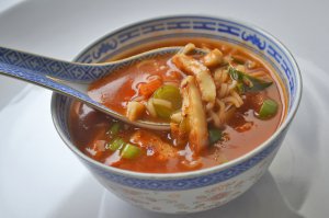 Chinesische Tomatensuppe mit Gemüse