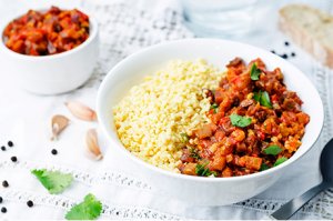 Scharfer Curryteller mit Gemüse und Hirse