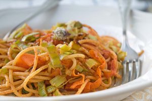 Gebratene Spaghetti mit Lauch-Gemüse