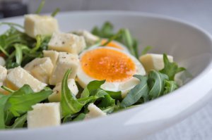 Rucolasalat mit Ei und Mozzarella