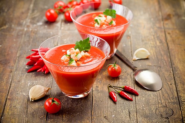 Eine kalte Tomatensuppe (Gazpacho) ist im Sommer eine erfrischende Abwechslung.
