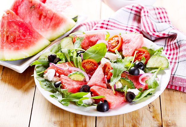 Erfrischende Salate mit Obst und Gemüse sind die ideale Mahlzeit im Sommer.