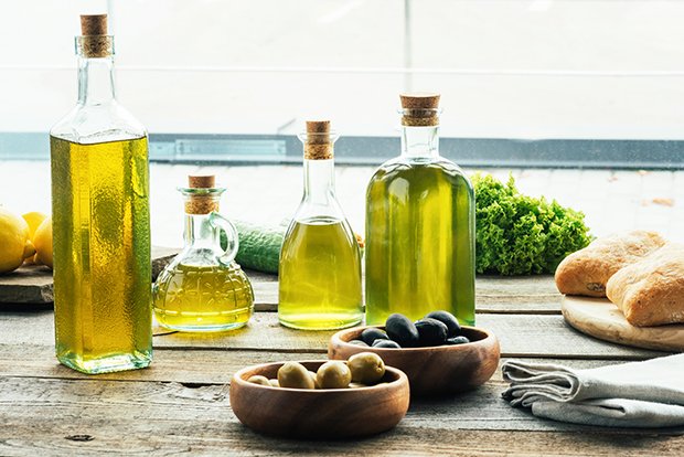Bei der Kreta Diät wird Olivenöl konsumiert, aber in geringeren Mengen.