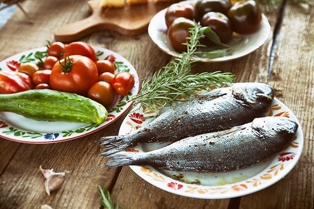 Die Kreta Diät beinhaltet frisches Gemüse, Meeresfisch und hochwertiges Olivenöl.