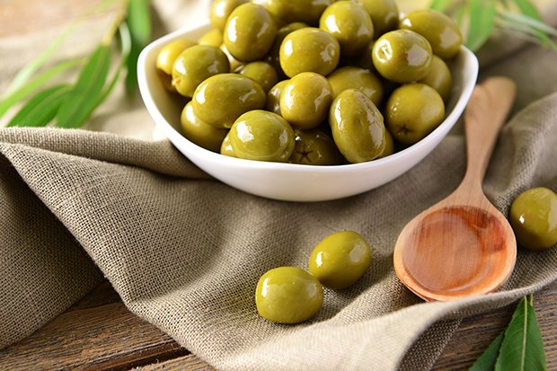 Ausgewählte Lebensmittel wie Oliven oder Gemüsesuppe gehören zur Fast Mimicking Diät.