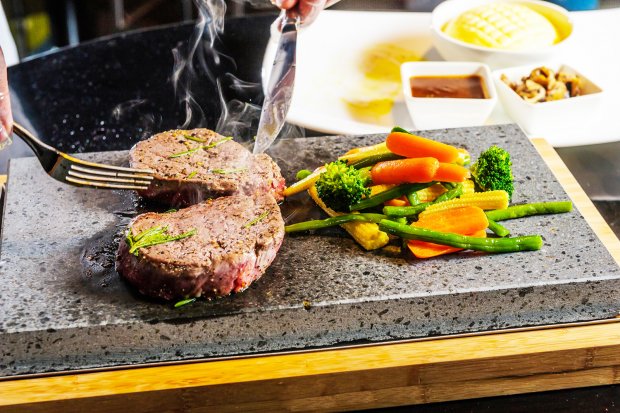 Der Lavasteingrill grilliert schonend Grillgut wie Fleisch, Fisch oder Gemüse. Die Elektro-Variante kommt ohne Grillrost aus.