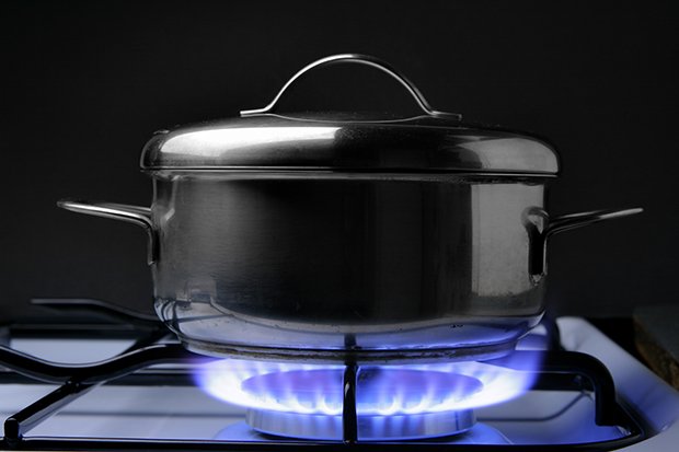 Auch ein Gasherd verschwendet relativ viel unnötige Energie beim Kochen.