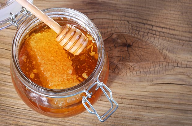 Honig hilft auch bei leichten Verbrennungen auf der Haut.