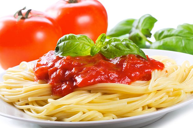 Ein typischer Mayo Diät Tag endet abends mit Pasta und Tomatensauce.