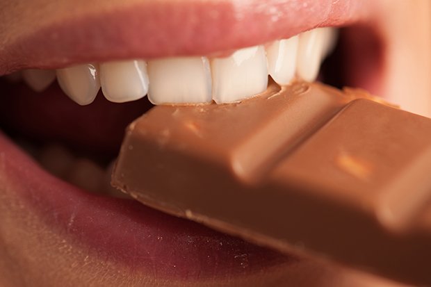 Schokolade hat eine ähnliche Wirkung wie Kaffee: sie regt an und macht gute Laune