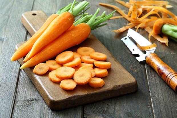 Karotten vor dem Einfrieren schälen und klein scheiden um sie, nach dem Einfrieren kochen zu können.