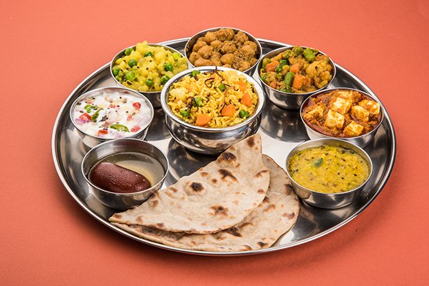 Indische Mahlzeiten mit Reis wird Thali genannt und ergibt farbenfrohe Speisen