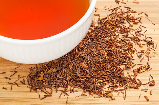 Rotbusch-Tee enthält kein Koffein und schmeckt mild