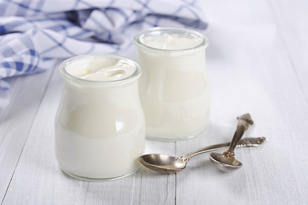 Joghurt wird mit Hilfe von Milchsäurebakterien aus Milch oder Rahm hergestellt.